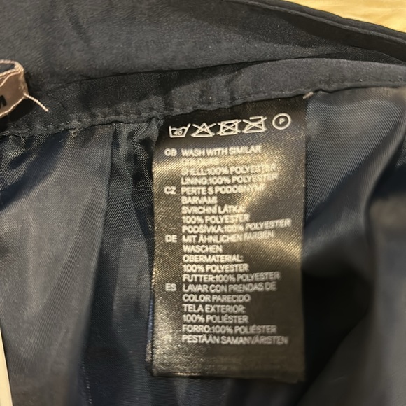Navy Blue H&M Pleated Silky Skirt with Pockets and Side Zipper Closure Size 6 - Picture 6 of 7